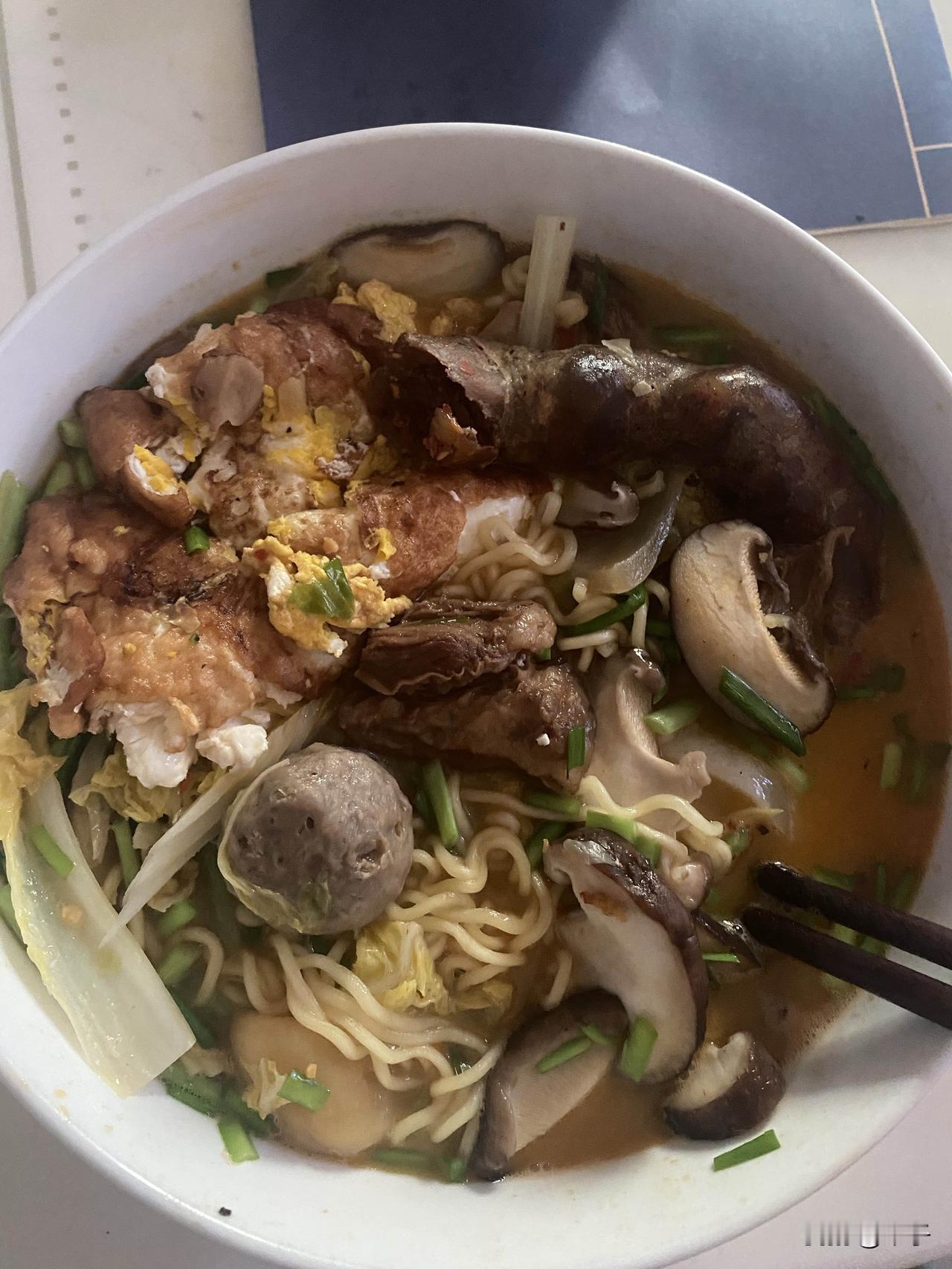 谁说泡面没营养的，看看这才叫吃泡面，豪华版的泡面吃完又要胖两斤了。