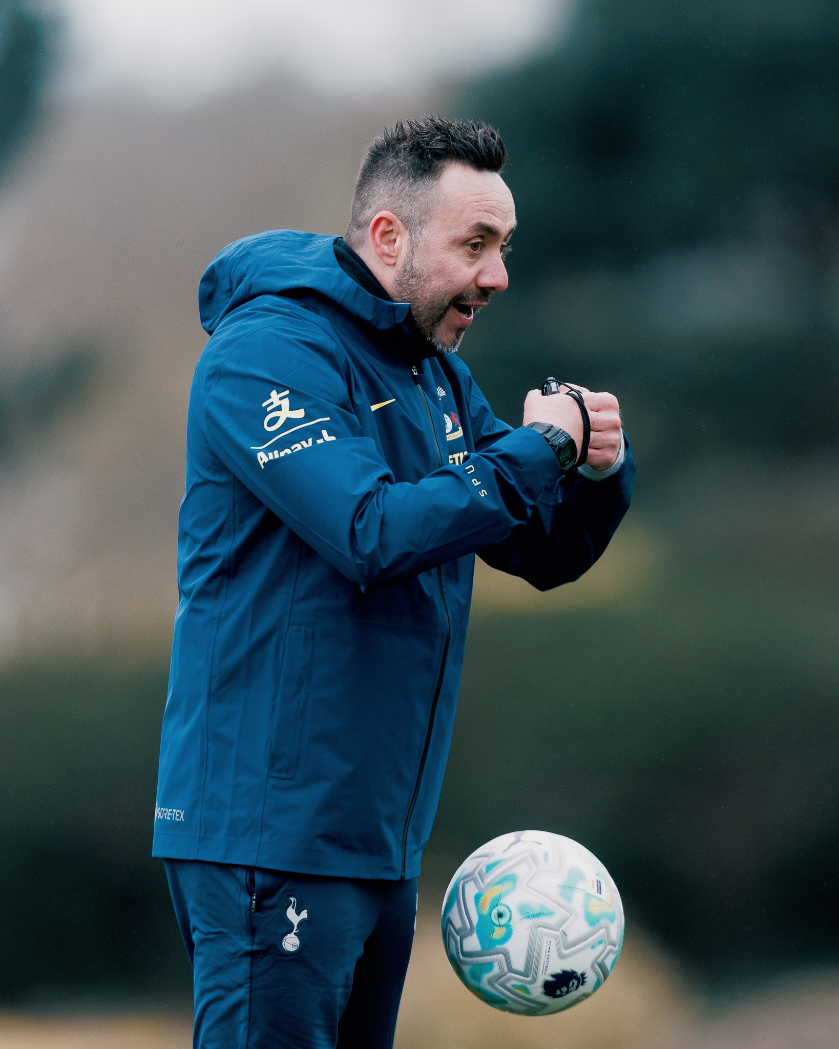 跟队记者Alasdair Gold，热刺球员们对这位 46 岁主帅的首日训练课赞