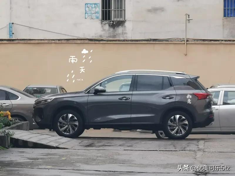 五代  Gs4，聊一聊坐进后排的第一感受。刚坐进第五代GS4的后排，那种宽敞感便