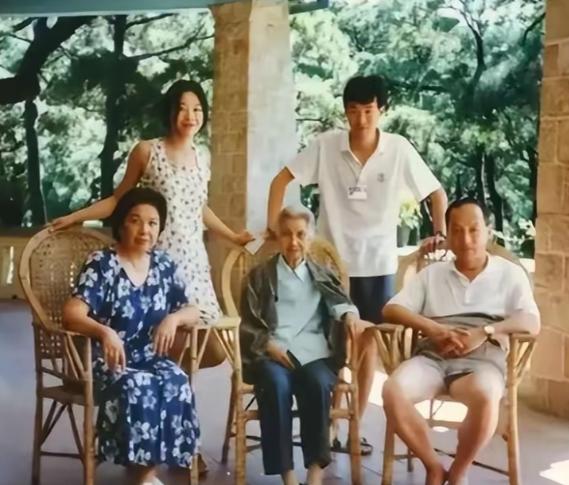 1998年，87岁的曾志似乎预感到这是自己最后一次生日，早早起来和长子石来发、次