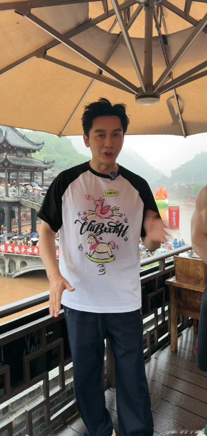 李晨为湘西凤凰古城打call李晨站在沱江边认认真真安利凤凰，没有浮夸话术，实打实