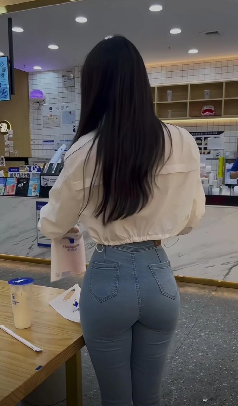 我们常误以为内心强大，便是无懈可击的刚硬。但最坚韧的力量，或许恰恰源于那份敢于袒