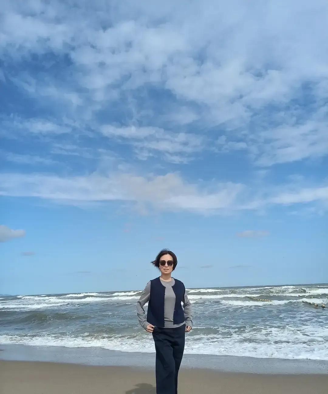 刷到一位更年期大姐晒三十年体重不变，我直接暂停啃鸭脖。
她说晚饭不吃主食，五点起