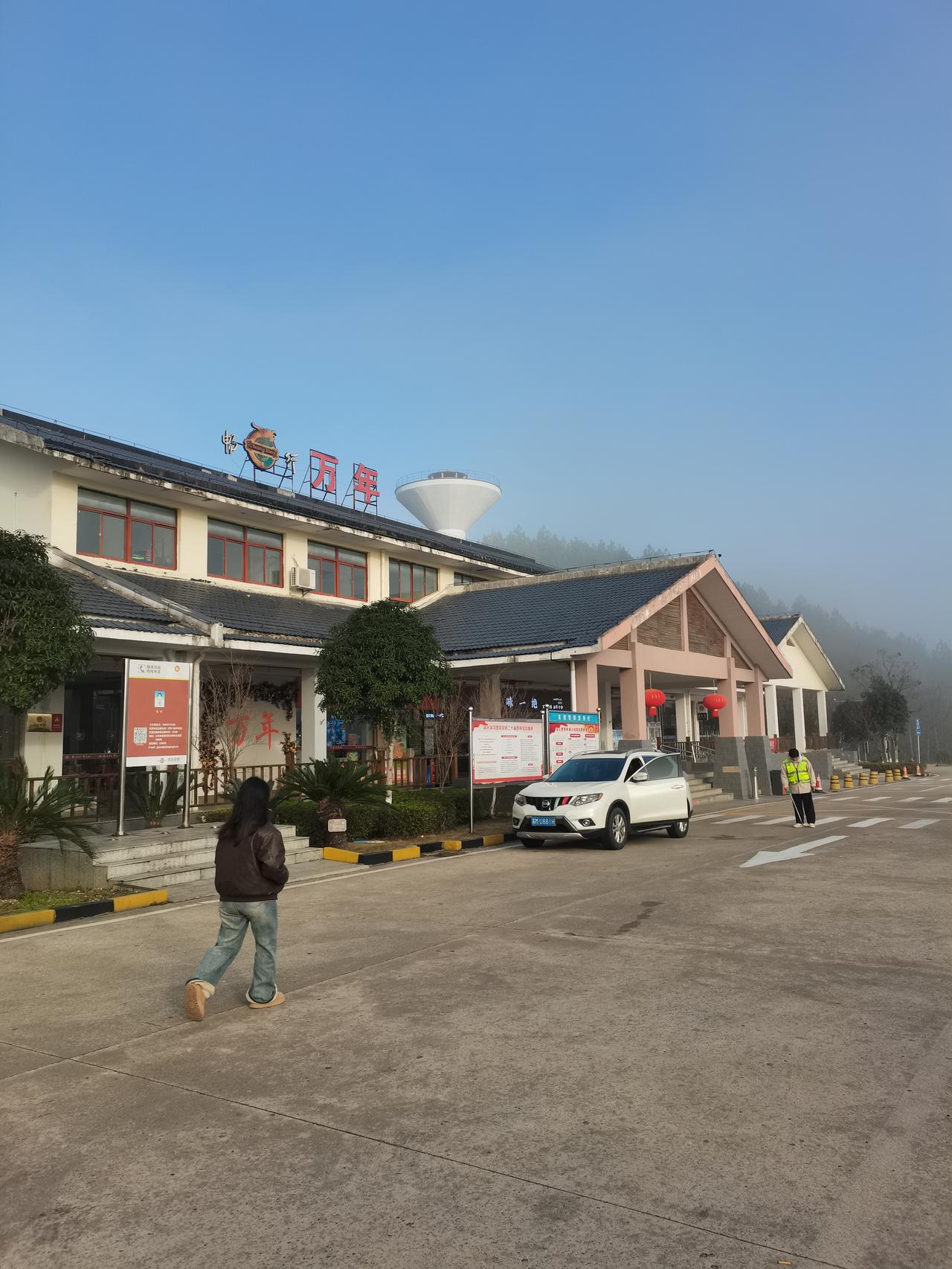 高速公路江西婺源段大雾
人生何处不相逢，睡了三个钟，行车两个钟后，沈先生说太累了