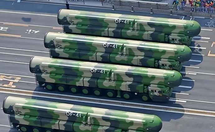 九三盛大阅兵火箭军东风61列队！ ​​​