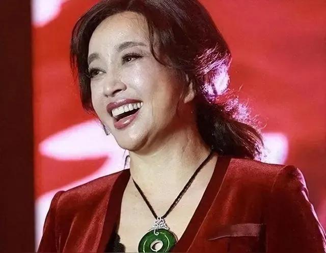 不得不服，近期，74岁的刘晓庆以 “庆奶” 之名成为 “顶流”。节目中，她在云贵