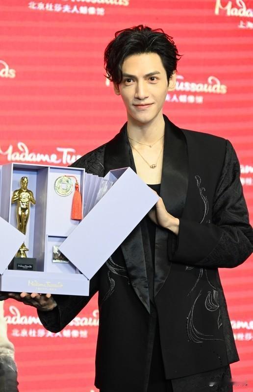 80后，当下高人气最帅男星:
 
1. 任嘉伦：1989年生，34岁，已婚（妻子