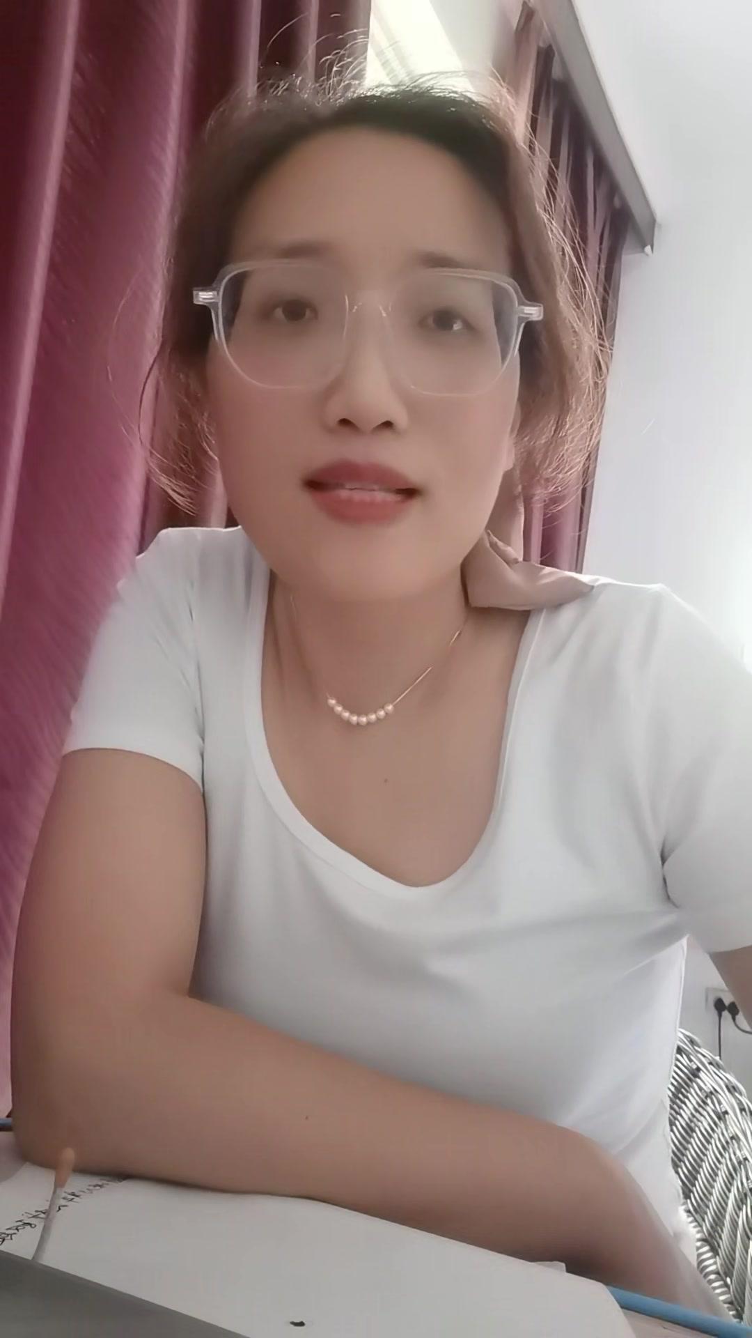 在我看来，这种组合藏着个大危机。40多岁的男人事业有成，20多岁的姑娘图他的成熟