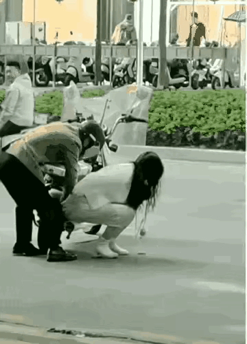 这就是女生尽量不要穿短裙骑电动车、自行车的原因，万一出现意外，走路都费劲！