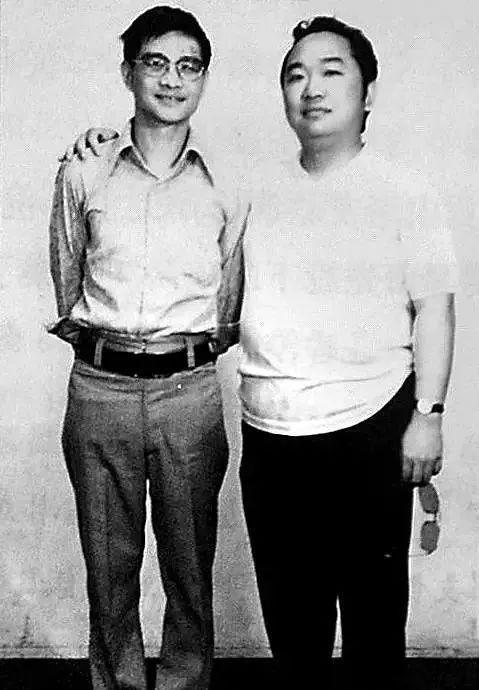 1985年，古龙下葬时，兄弟林清玄花30万元，一共买了48瓶XO酒陪葬。然而倪匡