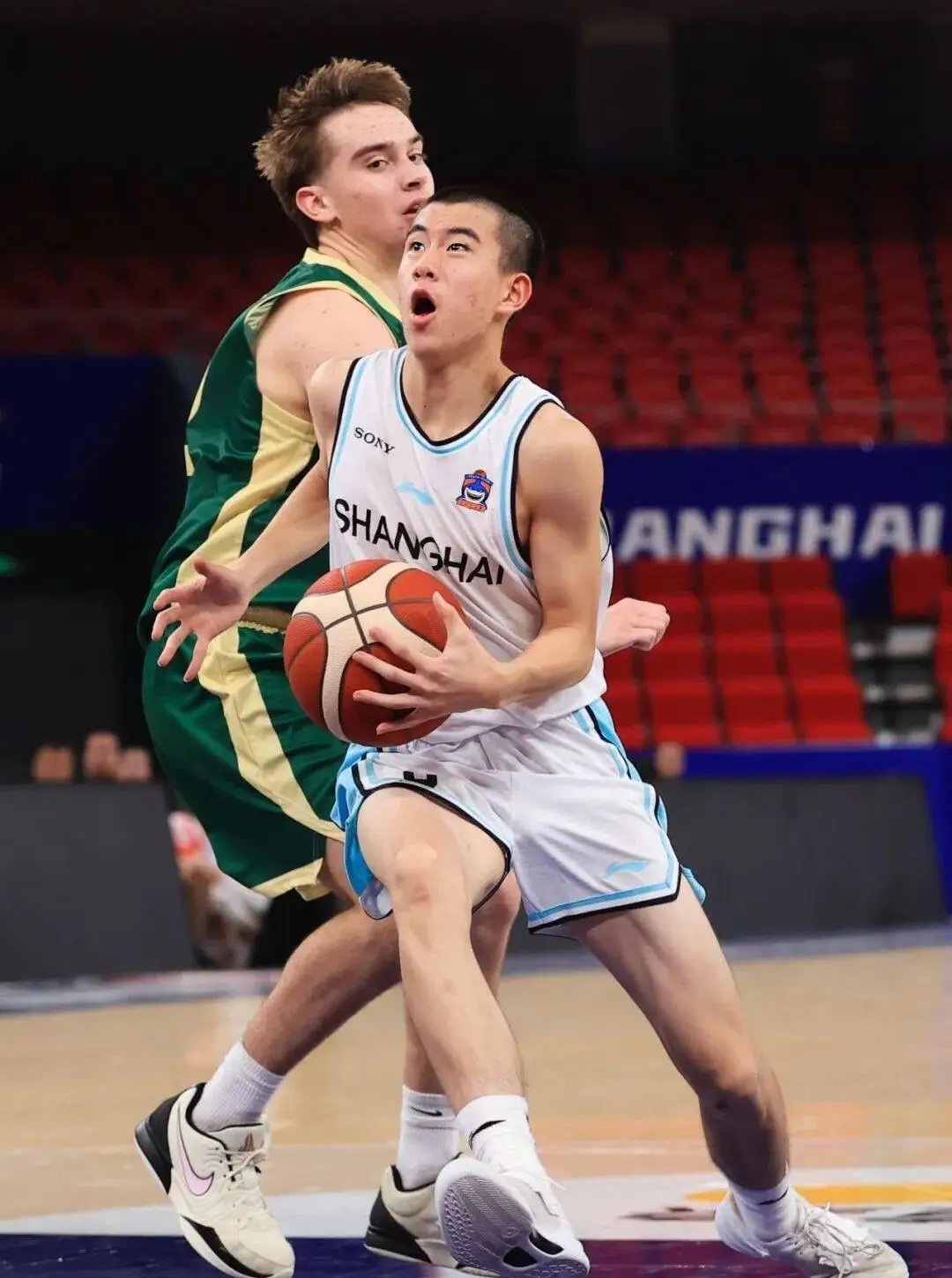 朱芳雨赚得盆满钵满！据广东实验中学男篮透露：胡峻玮将代表球队参加下赛季的联赛，后