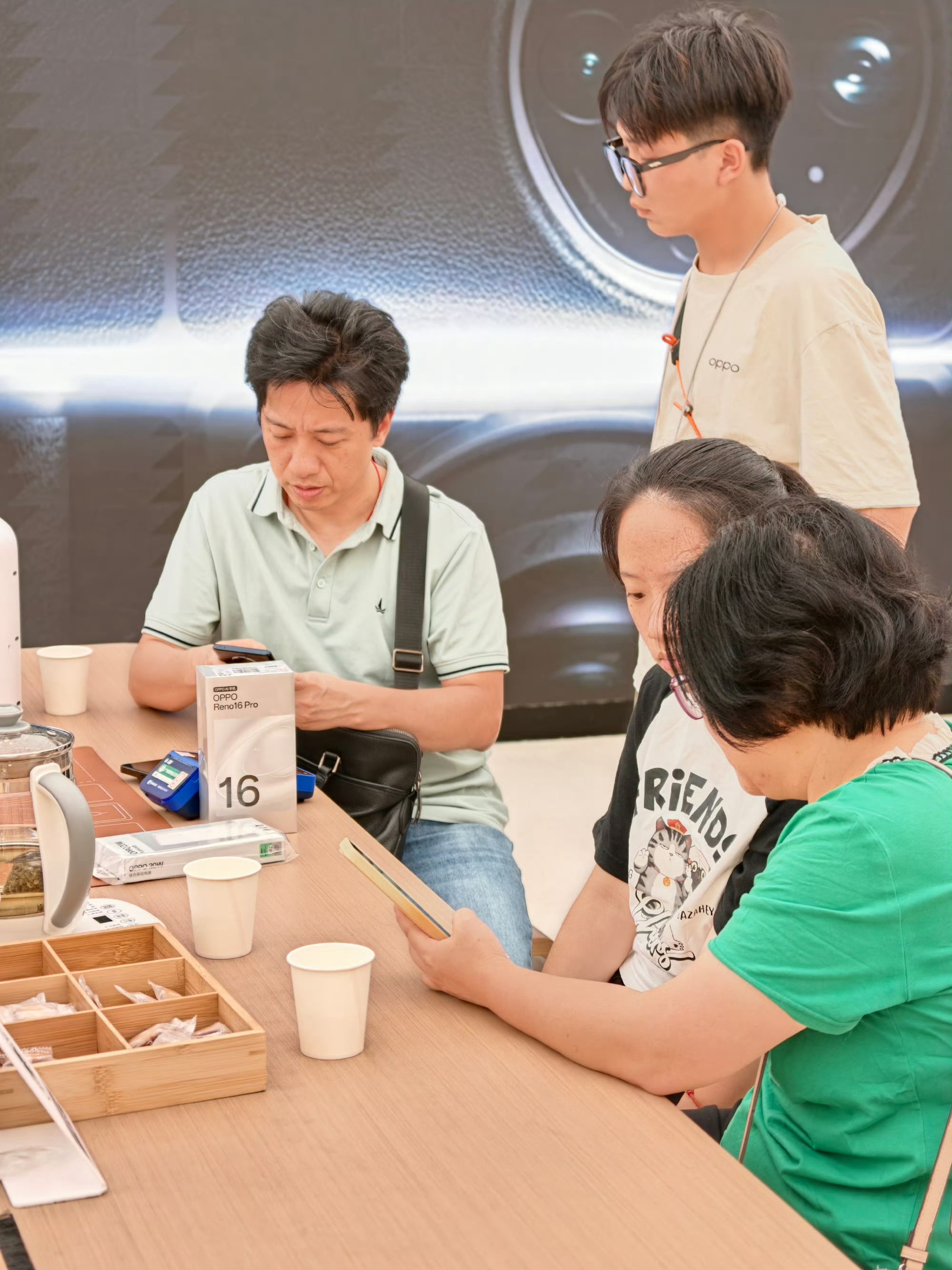 这届高考生把Reno买爆了高考完我刷到好多视频，线下OPPO门口排队的基本全是刚
