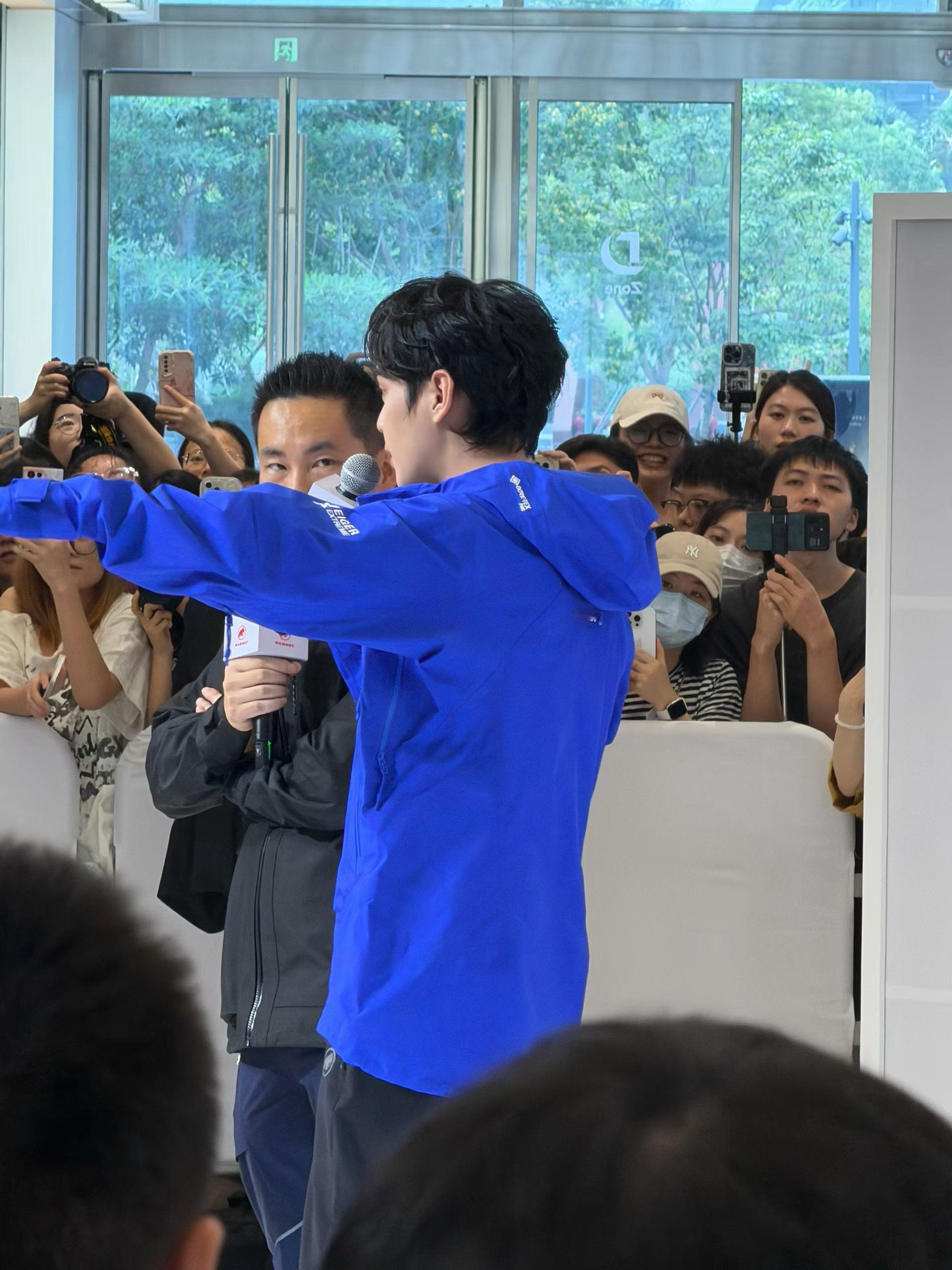 这不是小范大人吗？来深圳了哇[喵喵] ​​​