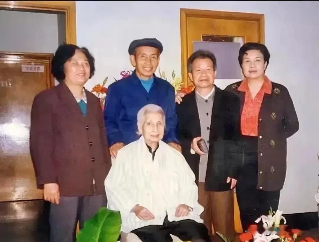 1998年6月15日，昏迷了许久的曾志再次醒来，看到守候在病床边的女儿陶斯亮，口