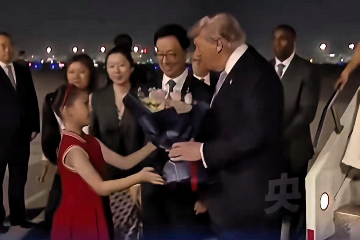 在昨天的迎接仪式中
最让人感动的不是整齐划一的仪仗队，而是身穿一红裙，手捧鲜花的