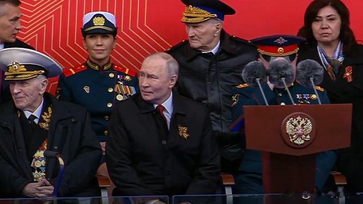 5月9日红场阅兵式上，一个特别的座位出现在普京身后：柳德米拉·博利拉娅——特别军