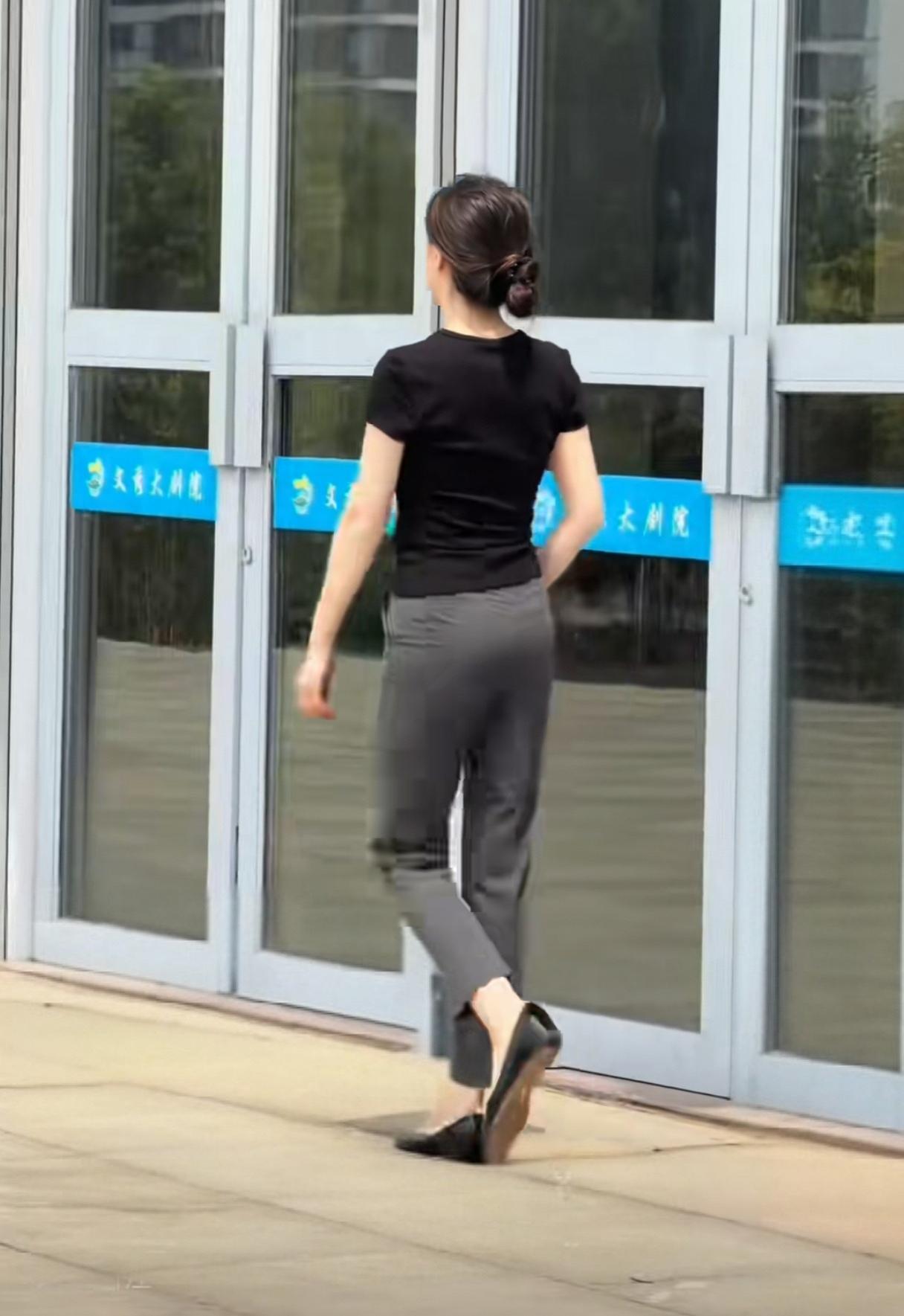 简单的打扮也能透出高雅的气质。