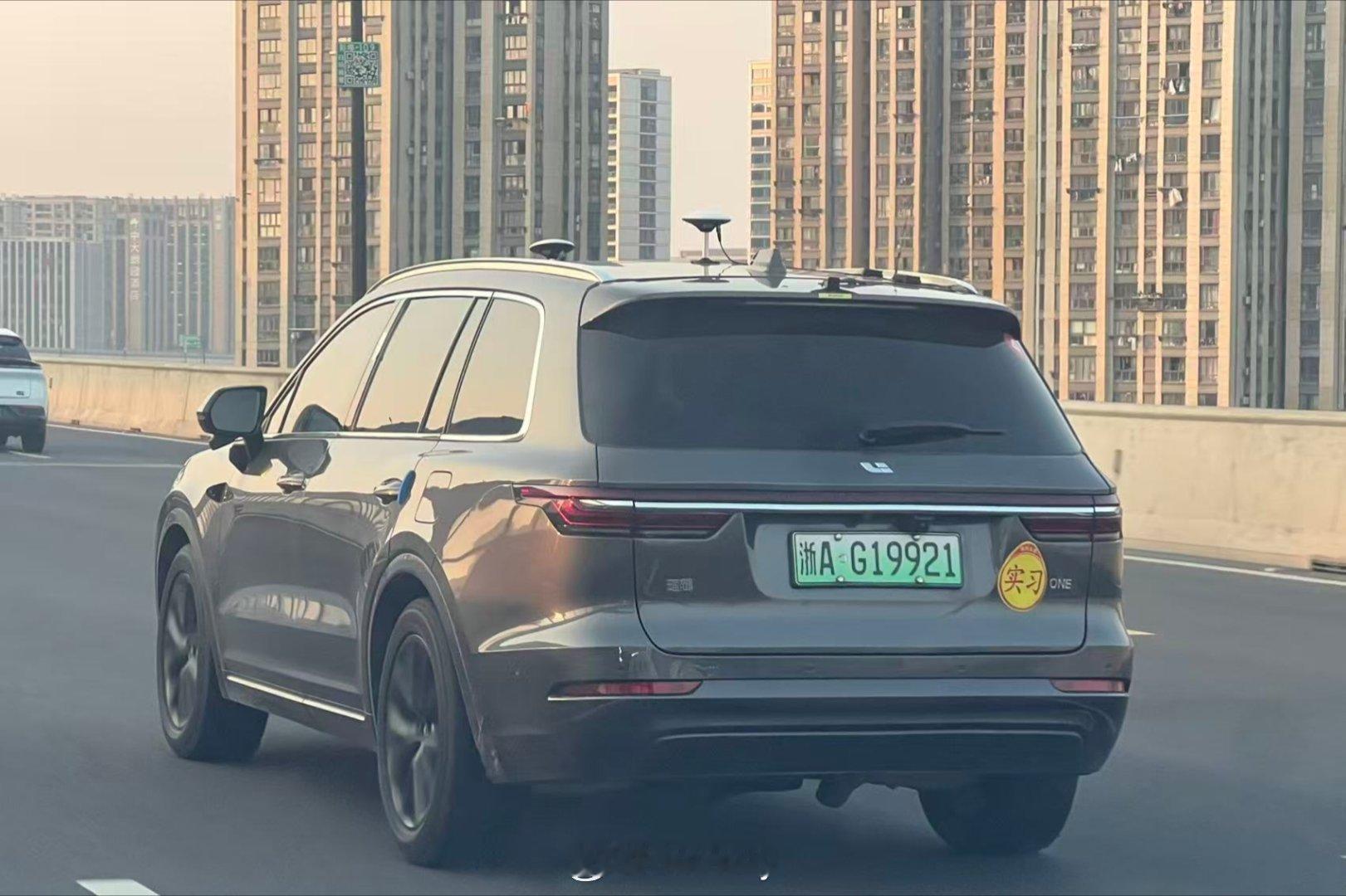 这是哪家的测试车？浙A车牌，还贴了实习标，理想ONE的前翼子板装了侧后向摄像头，