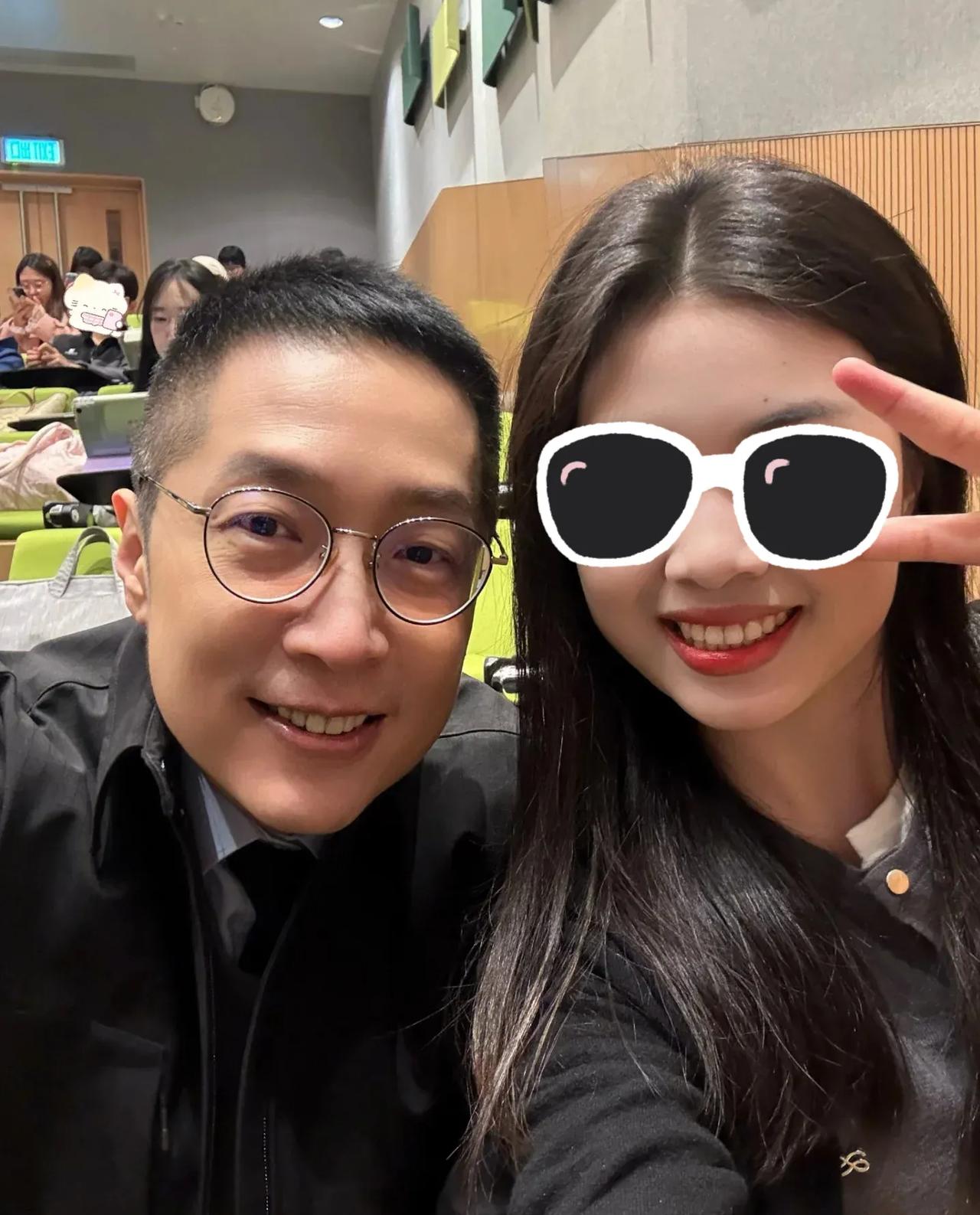 在香港教育大学读硕士，同班同学是大明星是什么感受？
近日，某网友在个人社交账号上