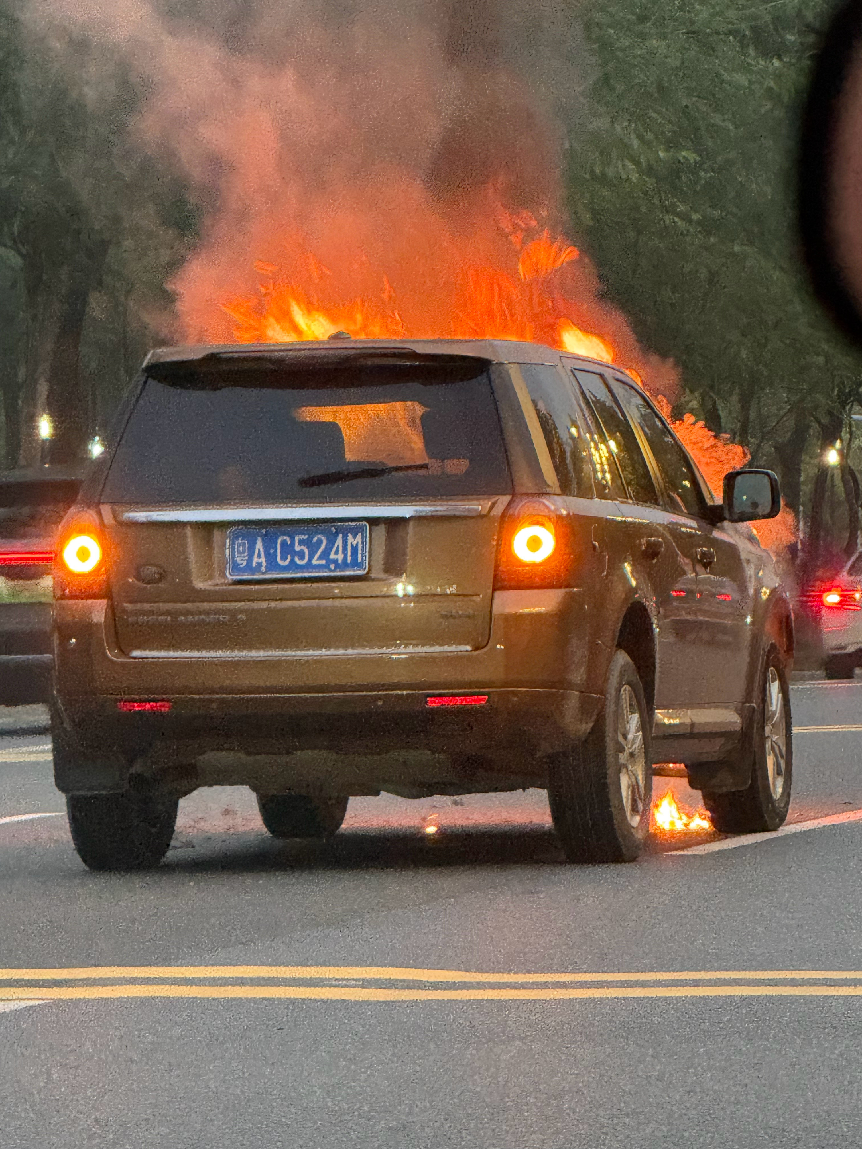 碰到一辆油车着火了！这要是国产电车，不又得被骂死啊