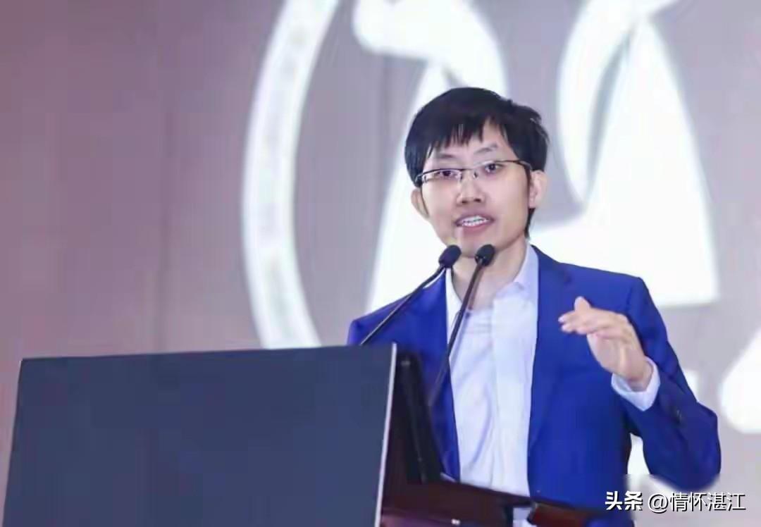 梁文锋，即将登顶中国首富之位？据报道，彭博亿万富翁指数表明，梁文锋的资产净值高达