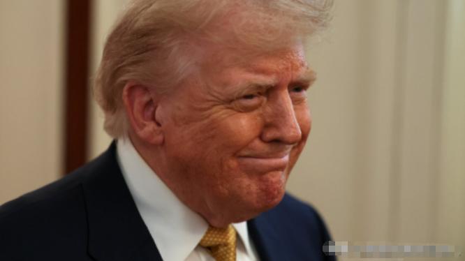 很多人还在纳闷，为什么一向大嘴巴的特朗普最近突然在国际上消停了？错！这根本不是他