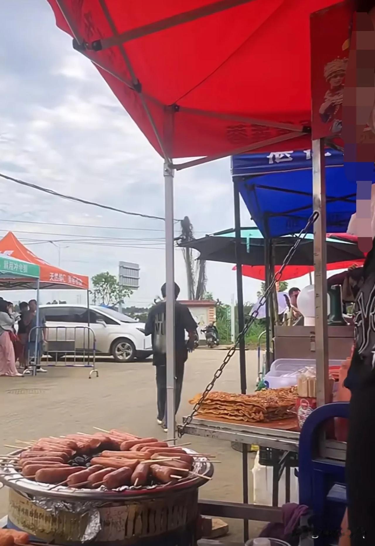 花无百日红啊！全红婵家门口的摆摊的烤肠店已经卖不出去了！最近也没啥人报道她们家门