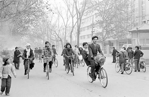 人要服老
没有必要装年轻
自然规律嘛
70后真就不服老？前几天单位食堂发生了件有