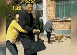 儿媳和公公这种“亲密”互动，说真的我是接受不了，是我观念出问题了吗[捂脸]