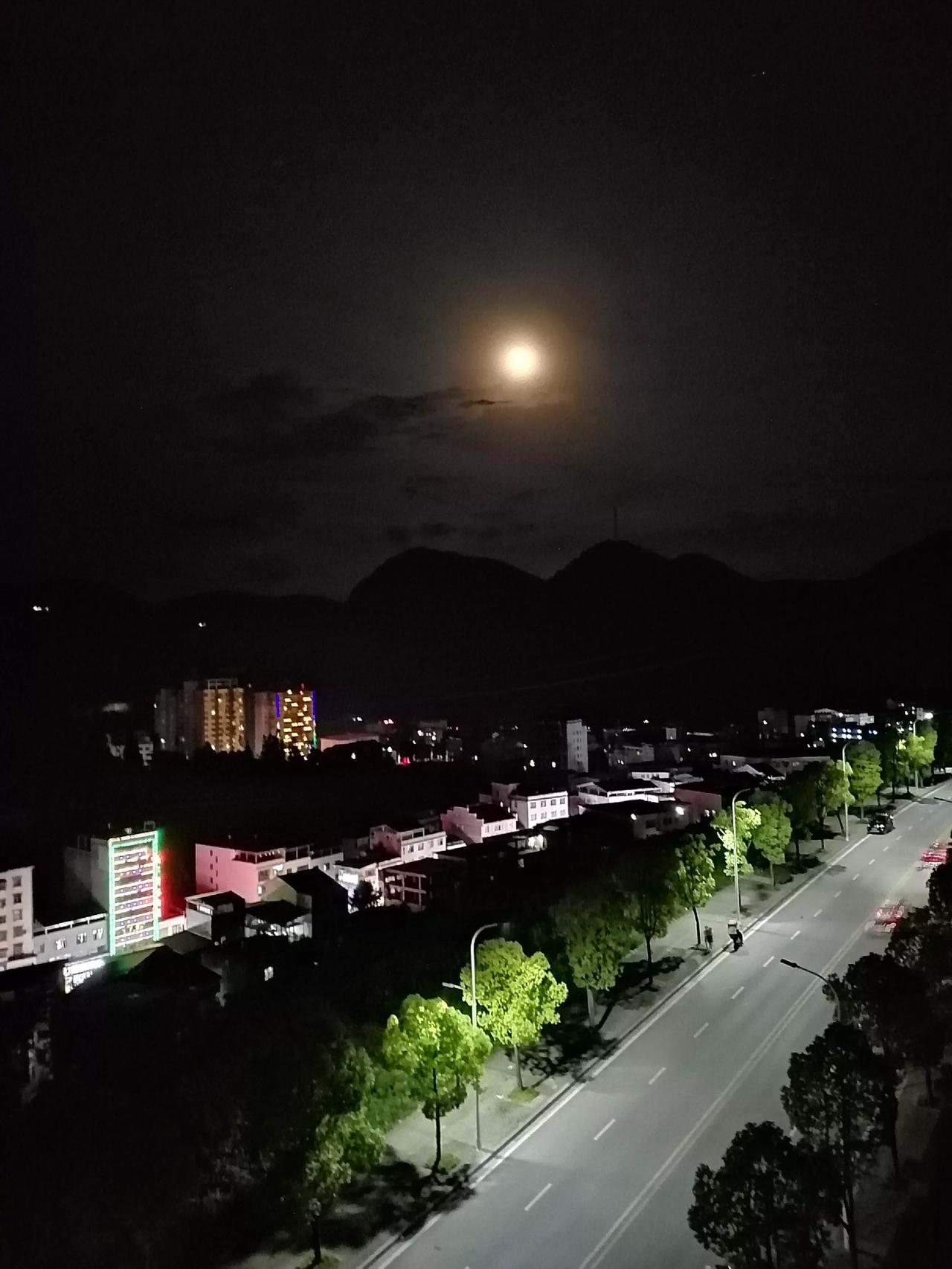 你不经意走过的角落，可能就是某个人魂萦梦牵的故乡！

 