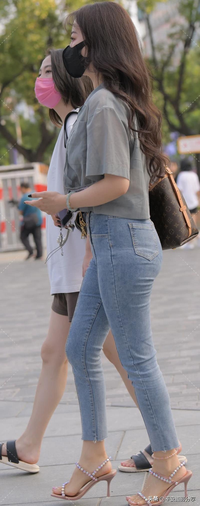 都市街头穿搭指南：时尚牛仔裤+高跟鞋，轻松出街！为什么年轻女生喜欢穿牛仔裤 55