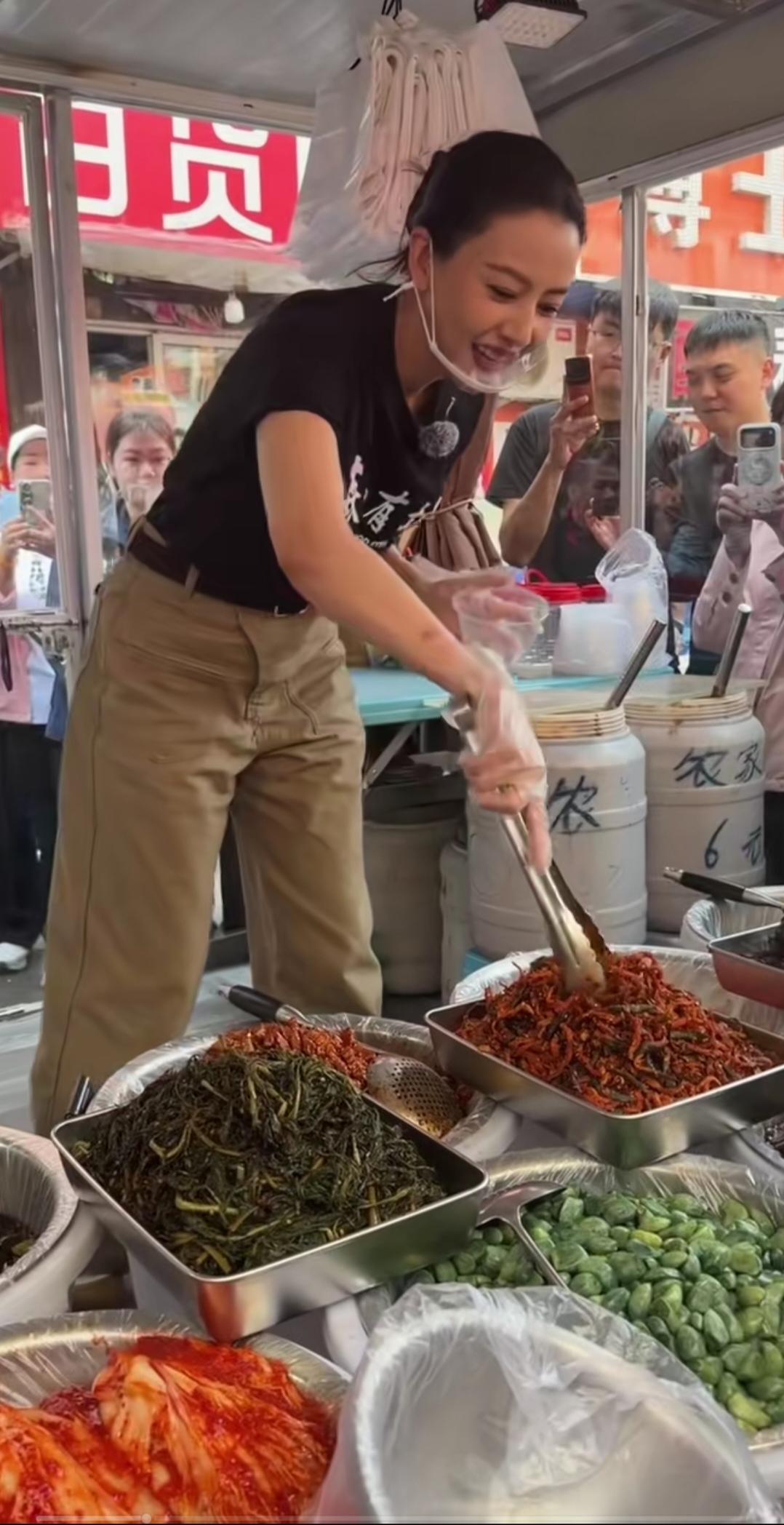 高圆圆卖咸菜，围观的也太多人了，看着手法很娴熟，太接地气了。