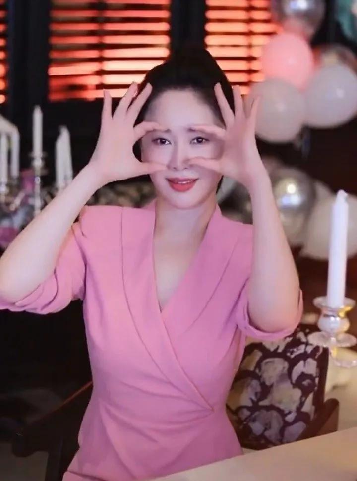 左小青仿佛又回到粉红少女时代，芳心暗许，暗送秋波，比心脱俗，可爱至极，她是冻龄了