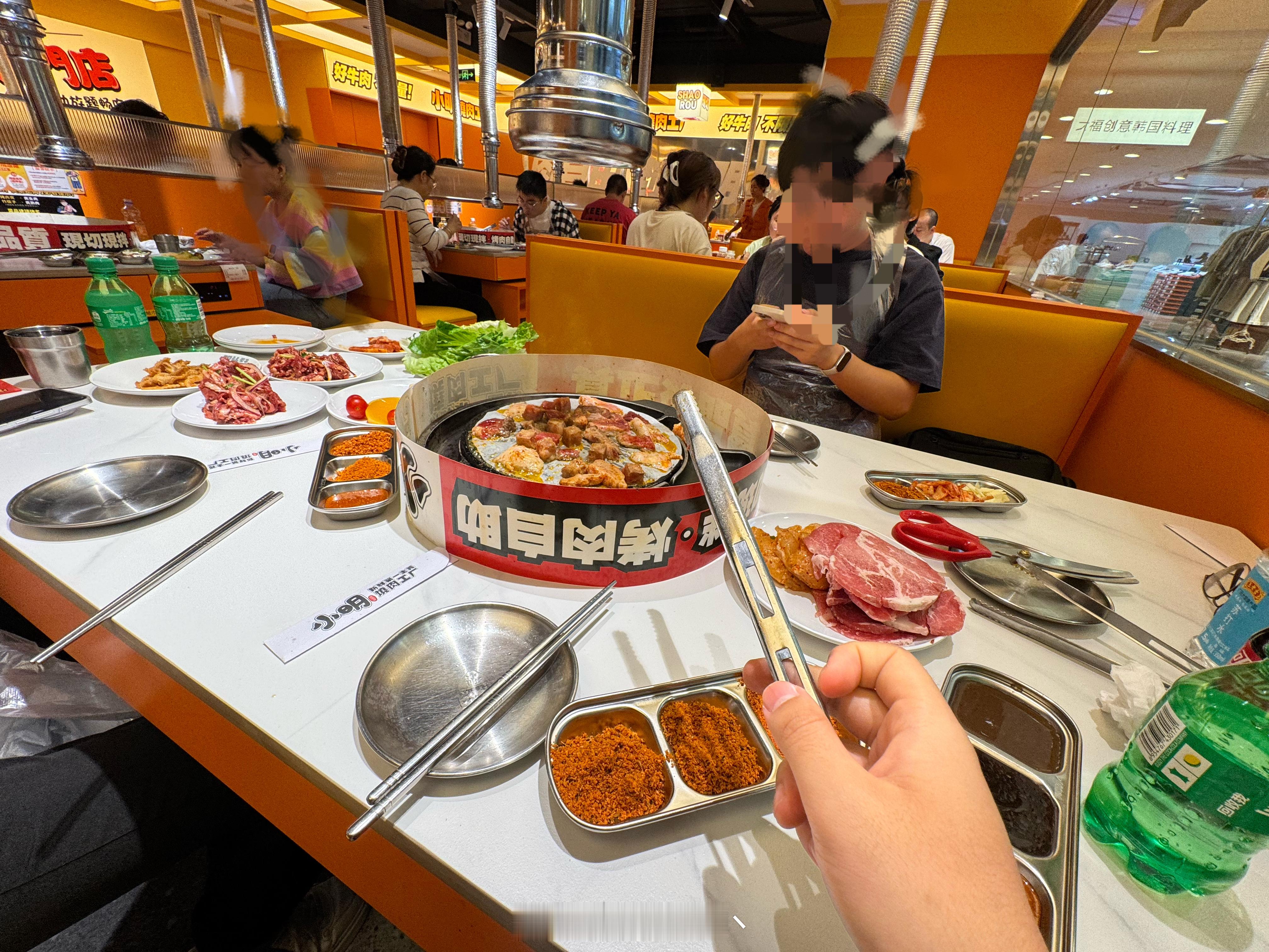 晚上浅浅吃个自助烤肉[举车][举车][举车] ​​​