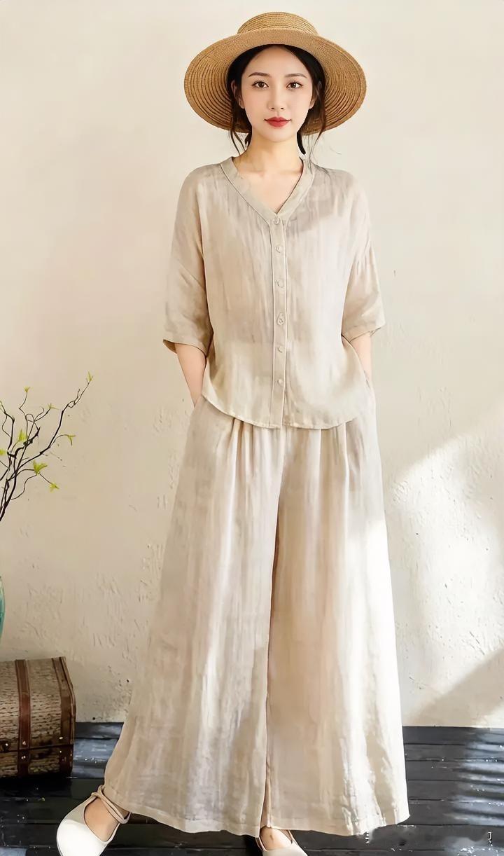 素衣如云，草帽轻扬，光影在棉麻间低语。她静立如诗，温柔了时光，淡雅了岁月，是自然