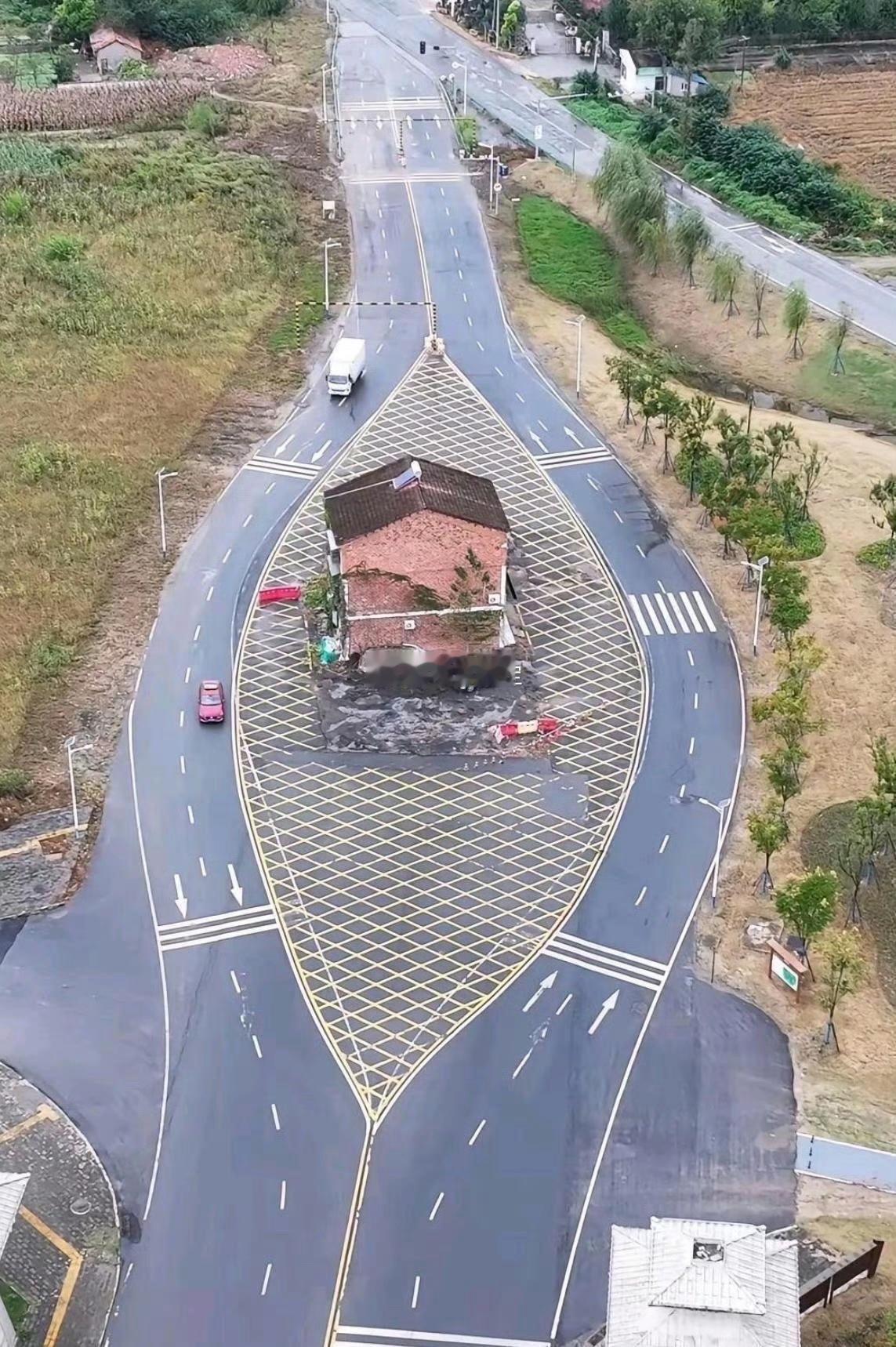 想问问这两个钉子户现在后悔了吗？ 