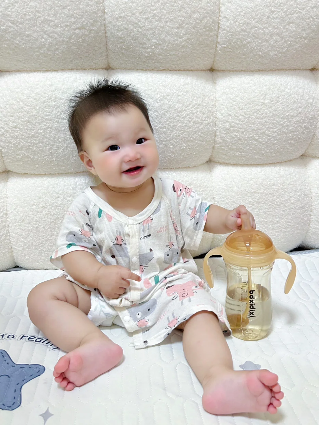 我崽终于用吸管杯喝水啦！