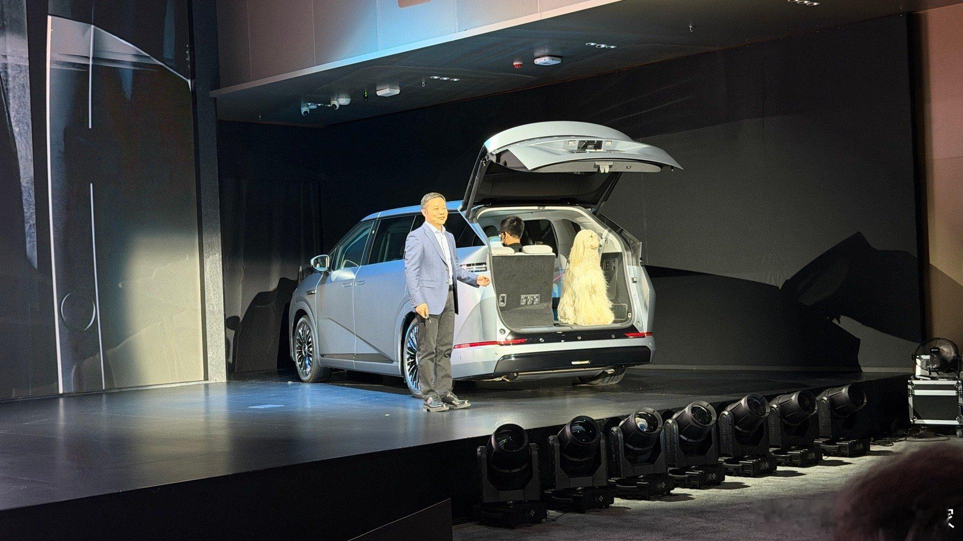 我的天哪！这修勾也太乖了吧！！！这台小鹏X9开场前就停在这，已经开场50分钟了，