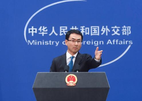 枪口都顶到胸口了，还有人捧着