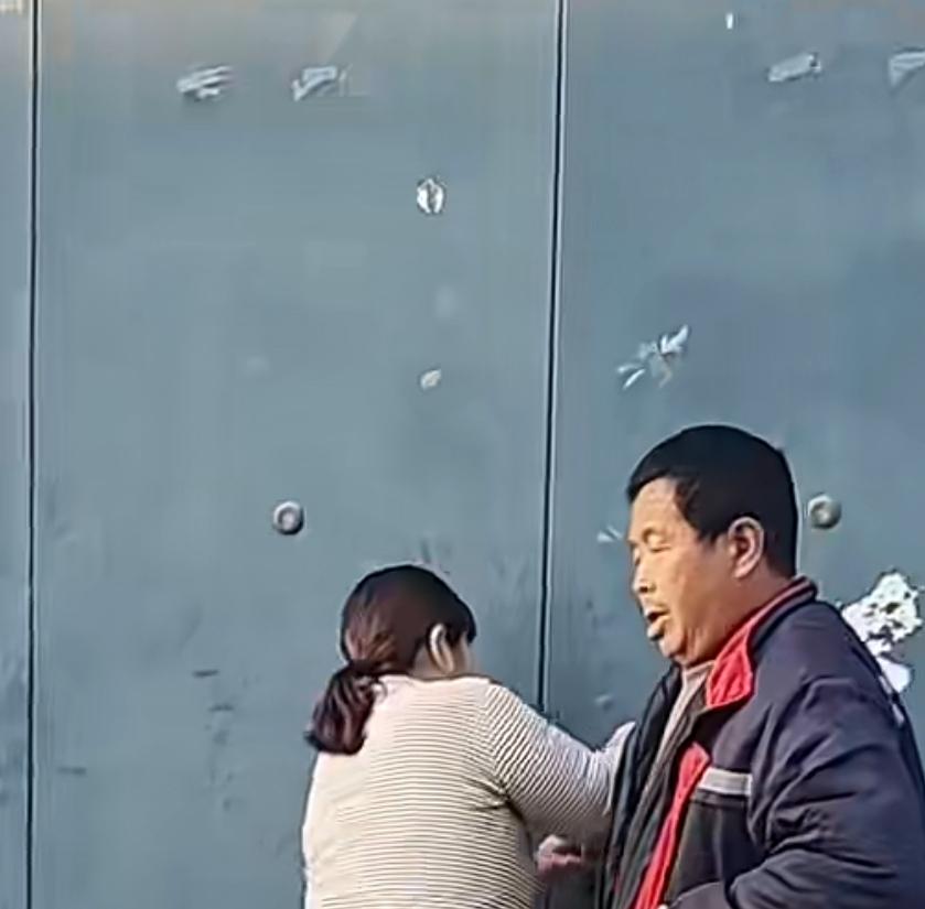 夫妻俩在外打工一年回到家，拎着大包小包站在家门口敲门，儿子儿媳紧闭大门不让公婆回