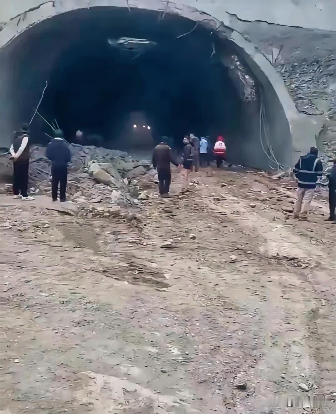 伊朗地下导弹城实战印证地下国防建设的战略远见。从现场画面能够清晰看到，经美以多轮