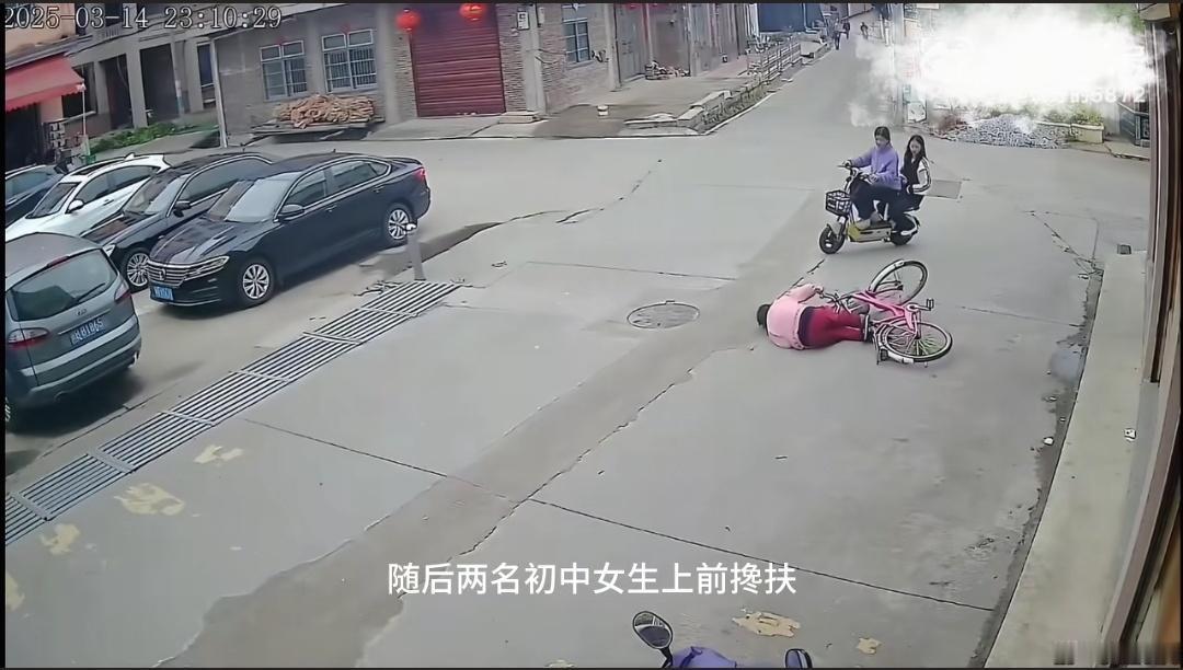 马年第一案，“扶不扶”的老话题，福建一老人骑车摔倒，两初中生帮忙扶起被定次责，女