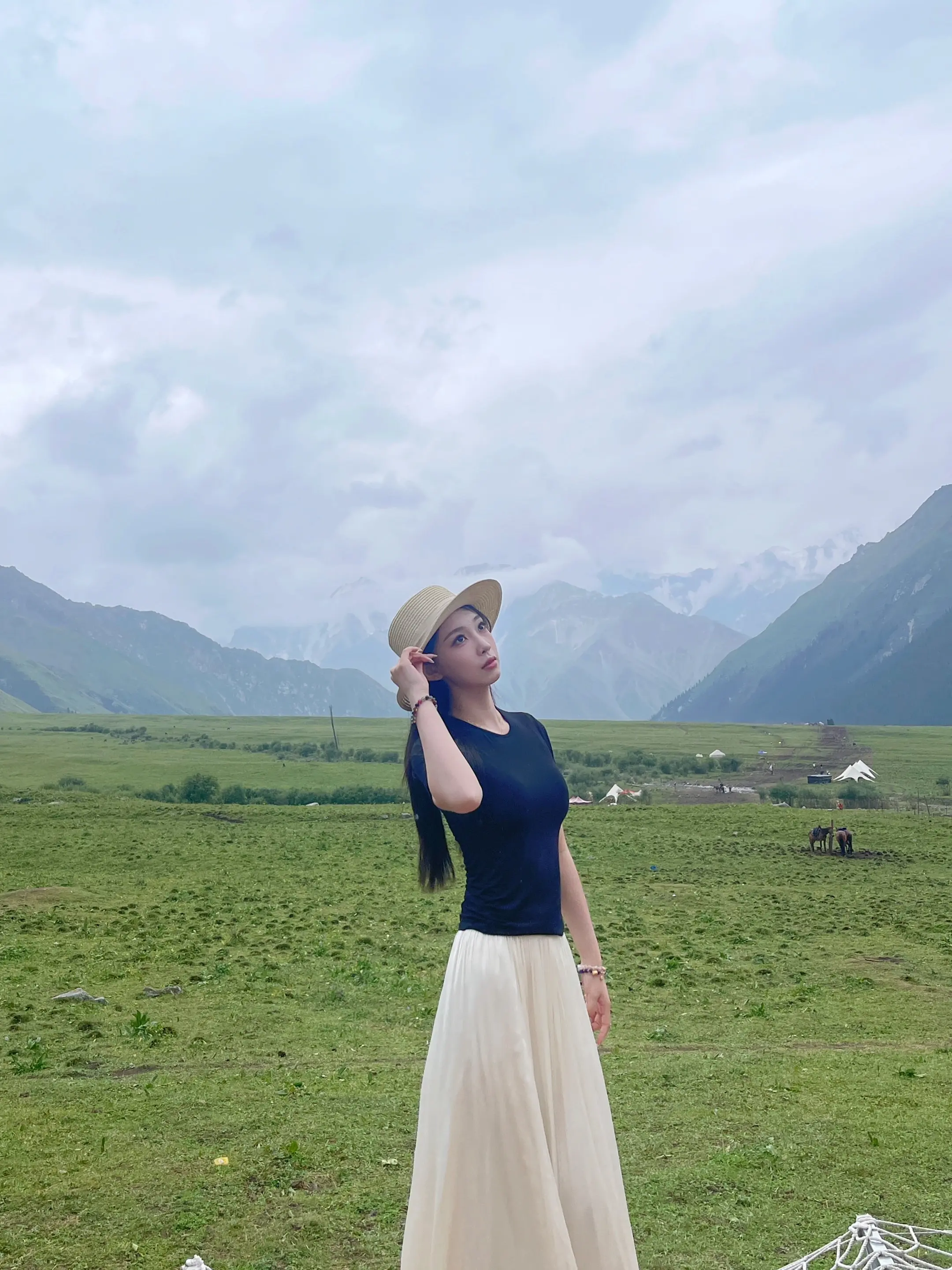 脚下是草原 身后是雪山