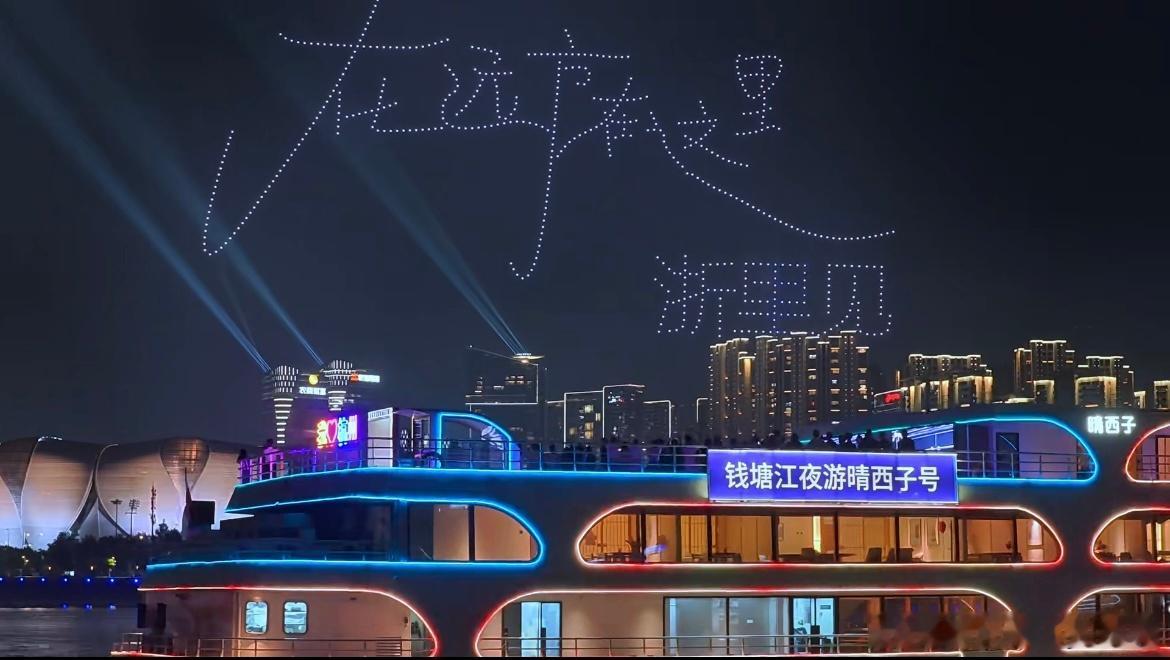 古茗时代少年团排面 谁懂这份排面！时代少年团作为首位咖啡全球代言人，海陆空应援矩