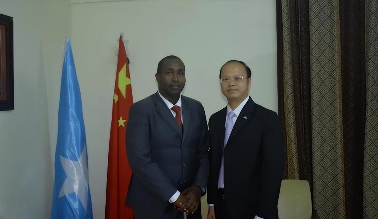 有时候，你以为自己是帮困送暖，对方却把你当“提款机”。1979年，索马里刚从欧加