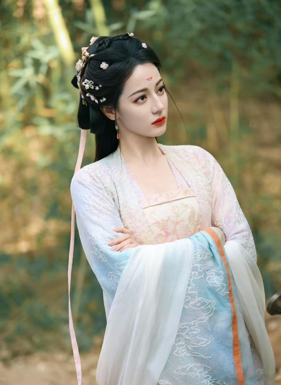 迪丽热巴这套很仙啊，完成度挺高的 