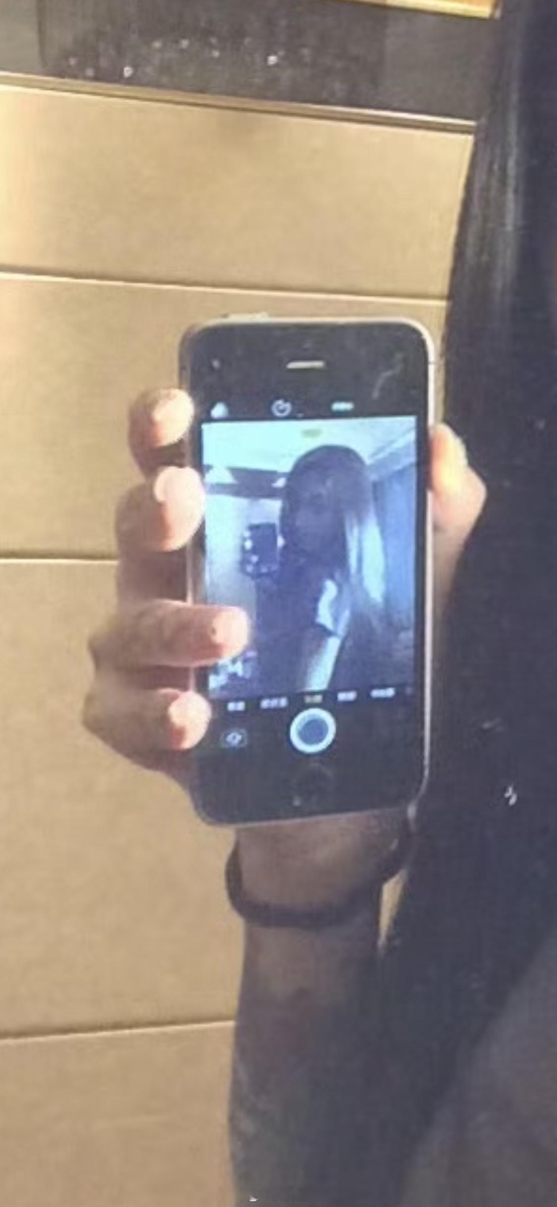 刷到一个好看的小姐姐还在用home键iPhone！ 