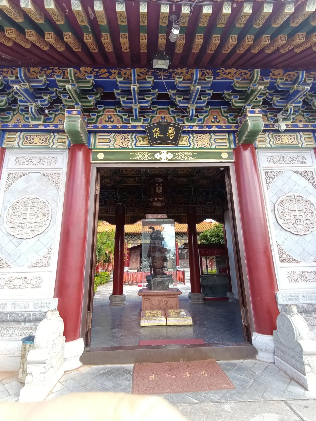 来到了福如东海，寿比南山之地[赞][呲牙]。走进寿苑大殿门(图1)，抬头便见寿星