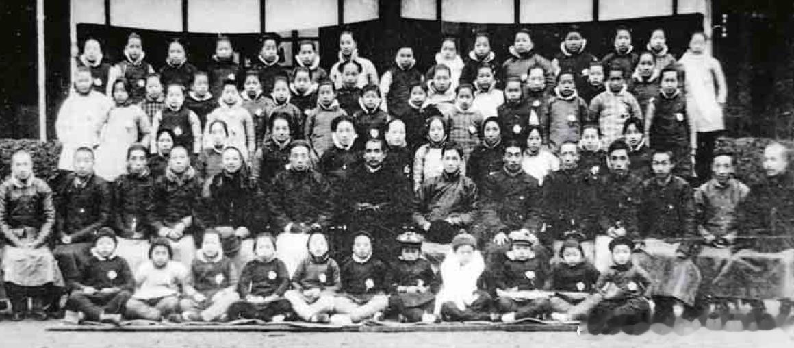 1912年12月27日孙中山在上海松江清华女校与师生合影。在松江清华女校，他发表