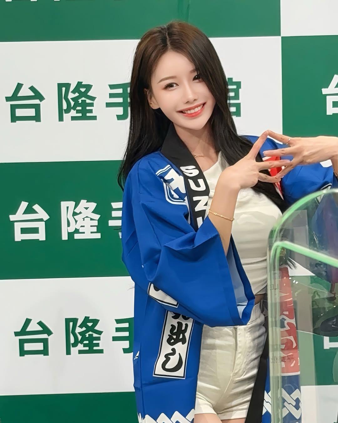 蓝白外套撞上辣妹风！车模小姐姐的身材管理，藏着多少小心机？